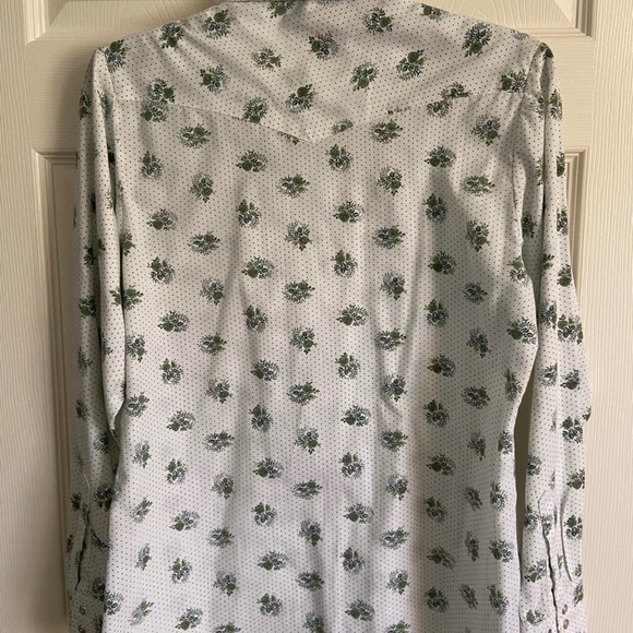 Vintage Western Fashions women’s mother of pearl snap shirt. Floral print. - Picture 3 of 3